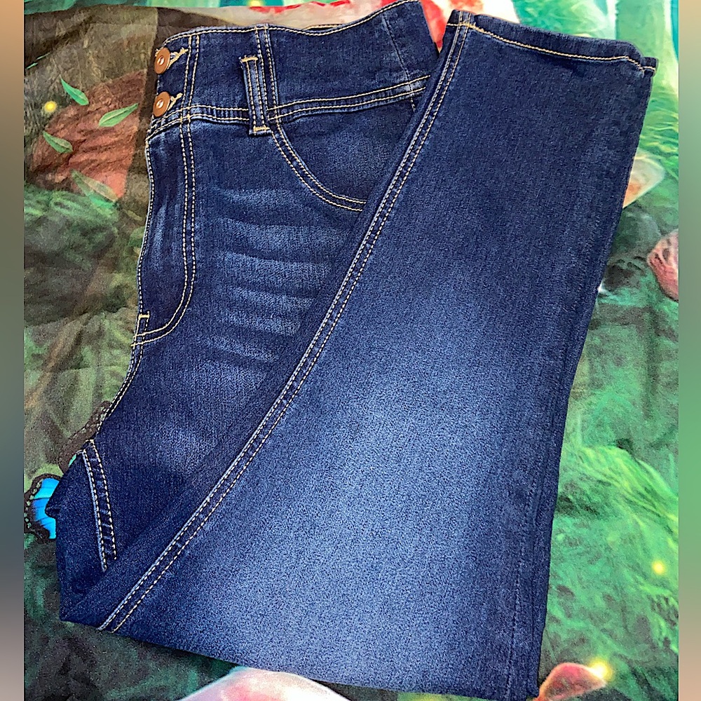 These are blue jeans. They’re straight lied pretty much new with no tags.